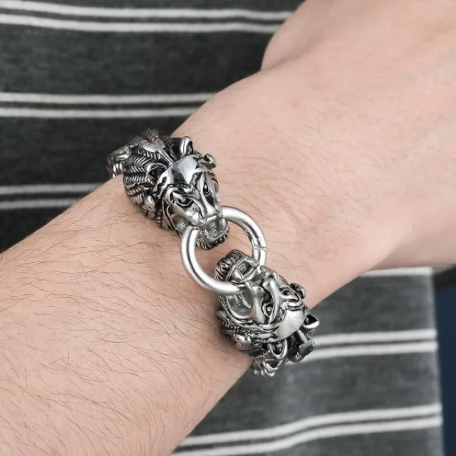 loin. chaîne bracelet
