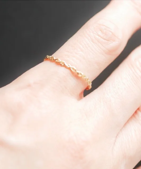 loin. chaîne ring petit
